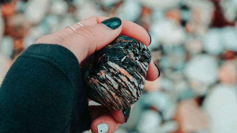 hand, stone, sea stones, fingers, manicure, 4k