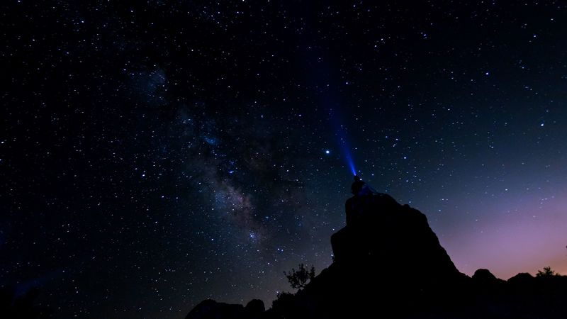 silhouette, starry sky, night, flashlight, glow, 4k