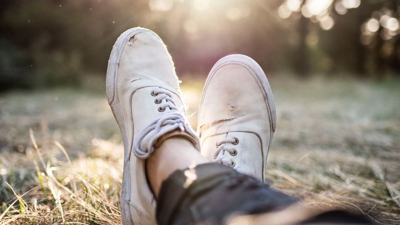 legs, sneakers, sun, sunlight, glare, white, 4k