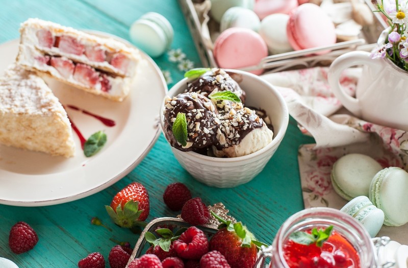 sweets, food, cake, berries, raspberries, depth of field, strawberries, cookies, Macarons