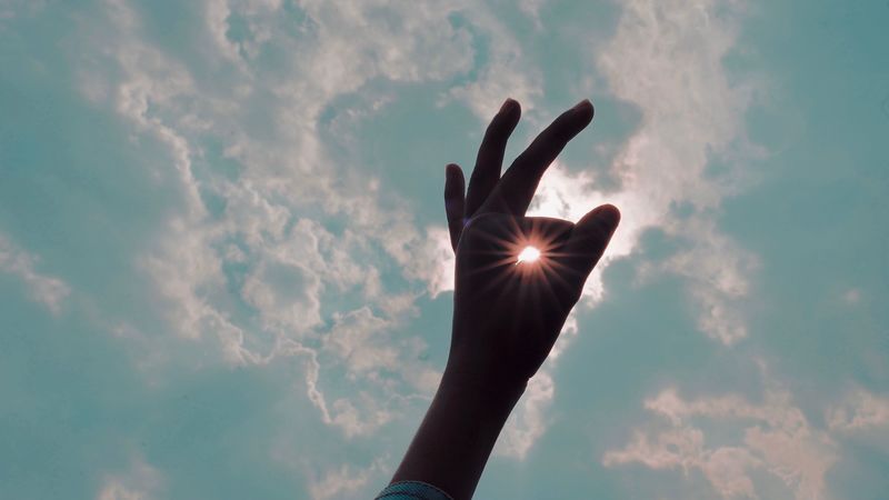 hand, fingers, sun, sun rays, sky, gesture, 4k