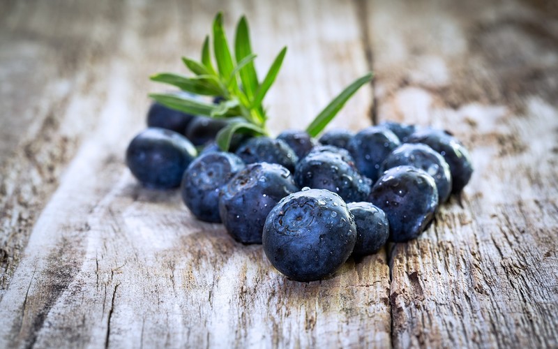wooden surface, blue, green, fruit, berries, blueberries, macro, food, water drops
