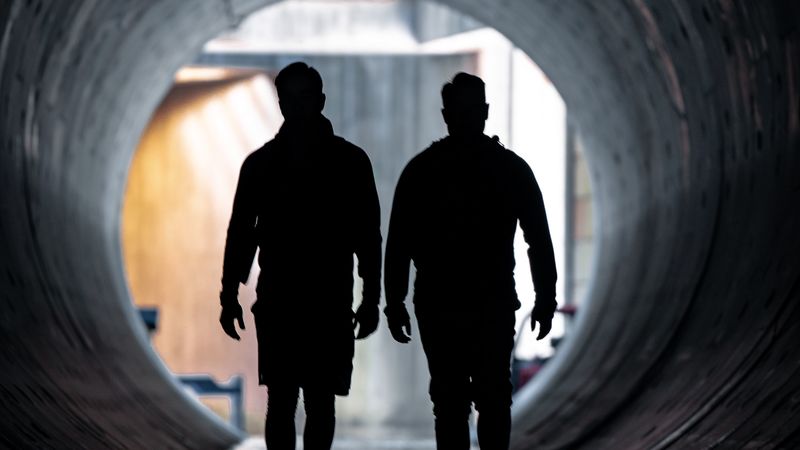 silhouettes, tunnel, dark, water, 4k