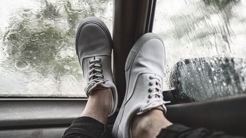 legs, sneakers, car, glass, rain, 4k