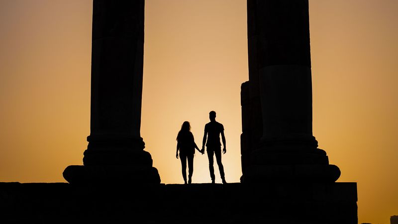 silhouettes, arch, columns, pair, dark, twilight, 4k