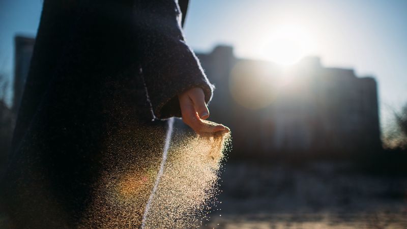 hand, sand, sunlight, glare, 4k