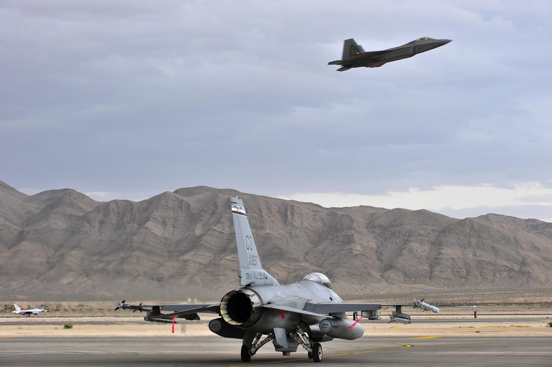 airplane, military, air force, aircraft, General Dynamics F-16 Fighting Falcon, Lockheed Martin F-22 Raptor