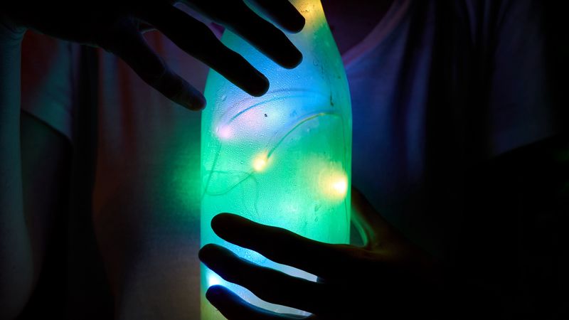 bottle, glow, fingers, light bulbs, dark, 4k