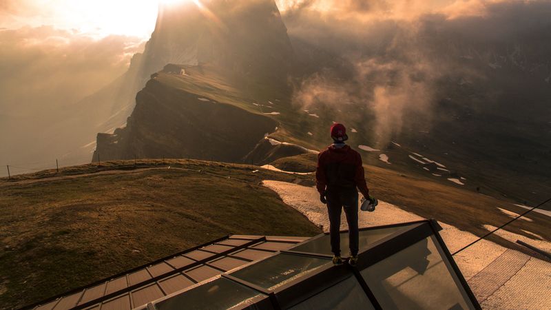 man, roof, mountains, height, clouds, fog, sunlight, 4k