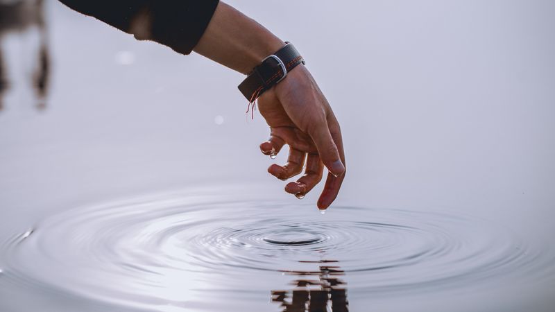 hand, water, drops, fingers, bracelet, waves, 4k