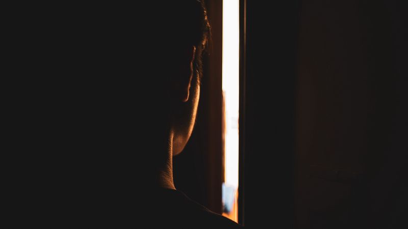 silhouette, door, dark, light, 4k