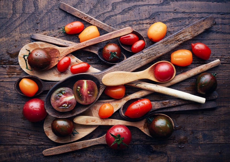 spoons, tomatoes, food