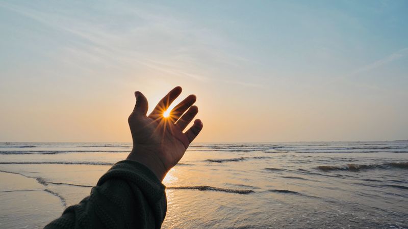 hand, fingers, sun, rays, sea, waves, 4k