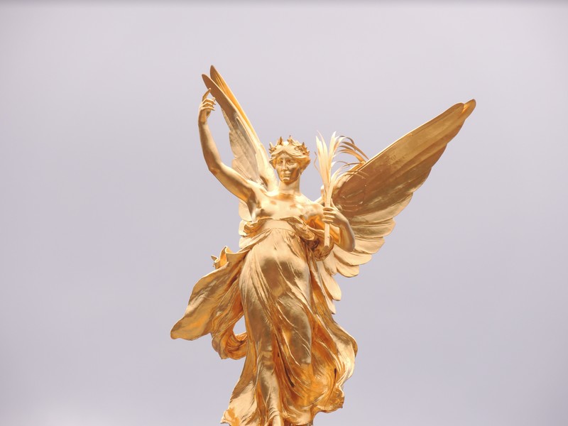 Queen Elzabeth II, statue, gold