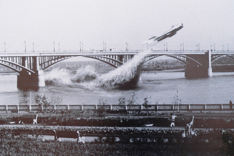 photography, monochrome, airplane, aircraft, river, bridge, waves, flying, vintage, old photos, Russia, Novosibirsk, Siberia, 1960s