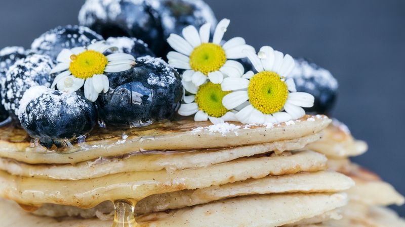 pancakes, blueberries, dessert, honey, chamomile, powdered sugar, 4k