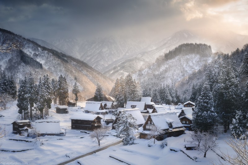 Daniel Kordan, landscape, Japan, village, hut, snow, mountains, forest, trees, sky, sun rays, horizon, mist