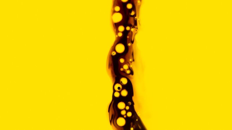 jet, liquid, air bubbles, pour, aerated, dark, yellow, 4k