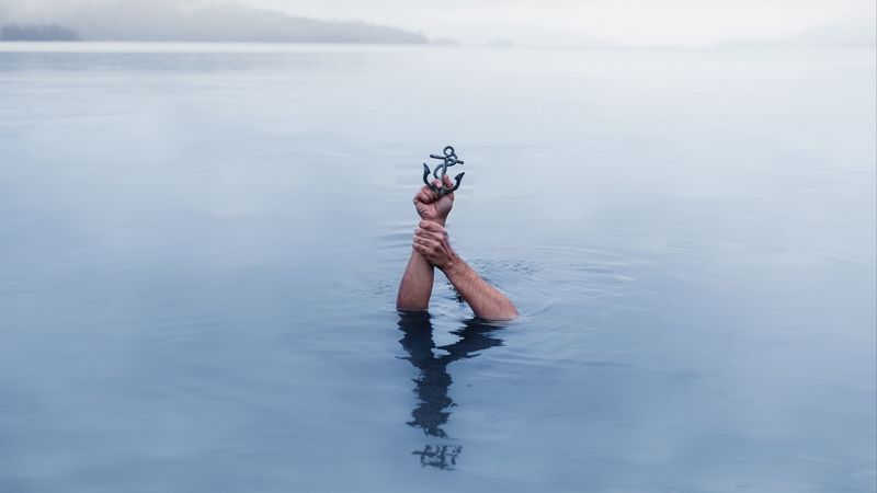 hands, water, anchor, immersion, symbolic, 4k