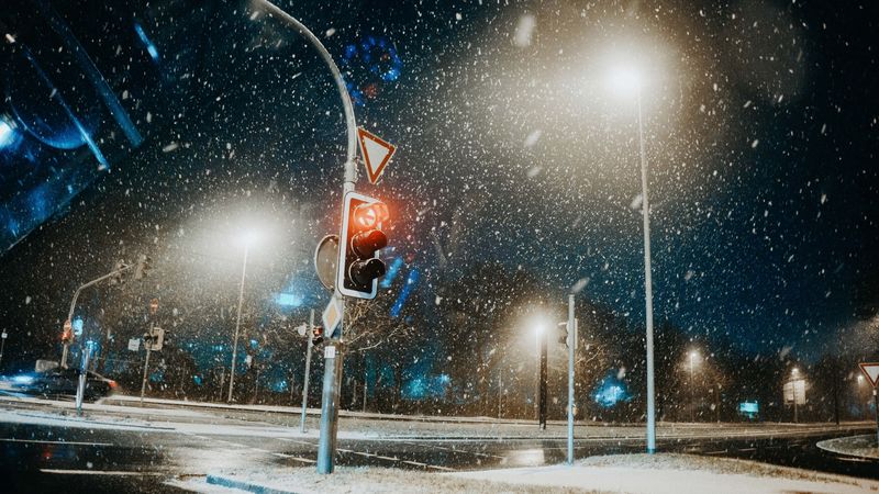 traffic light, snow, pillar, road sign, street, urban, 4k