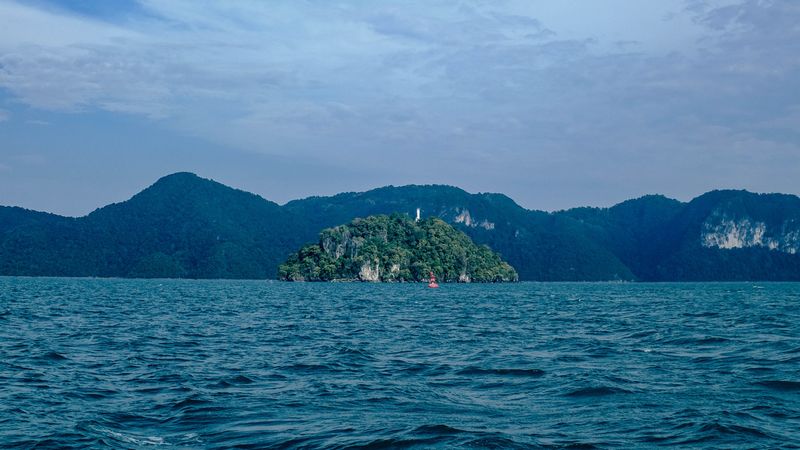 ocean, island, rocks, horizon, waves, ripples, 4k
