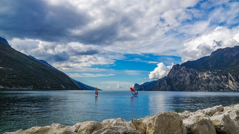 nature, landscape, clouds, sky, rocks, water, mountains, lake garda, Italy, surfers
