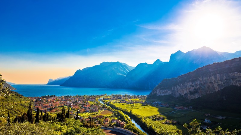 nature, landscape, clouds, mountains, trees, grass, farm, field, rocks, lake, sky, Sun, town, Italy, lake garda