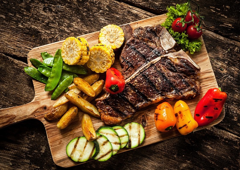 food, Fries, meat, vegetables, top view, cutting board, cow, flesh, muscles, animals, death, corn, bell peppers, wooden surface, zucchini (vegetable)