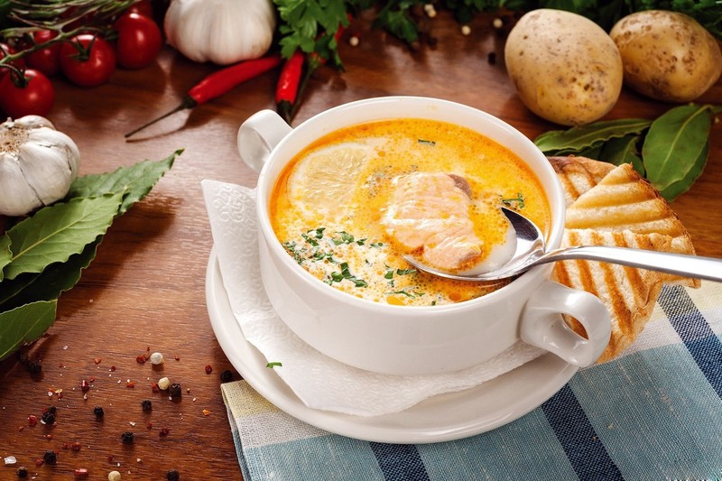 food, spoon, fish, soup, leaves, potatoes, Garlic, tomatoes, chilli peppers, Black pepper (Spice), parsley, bowls, napkin, herb, wooden surface