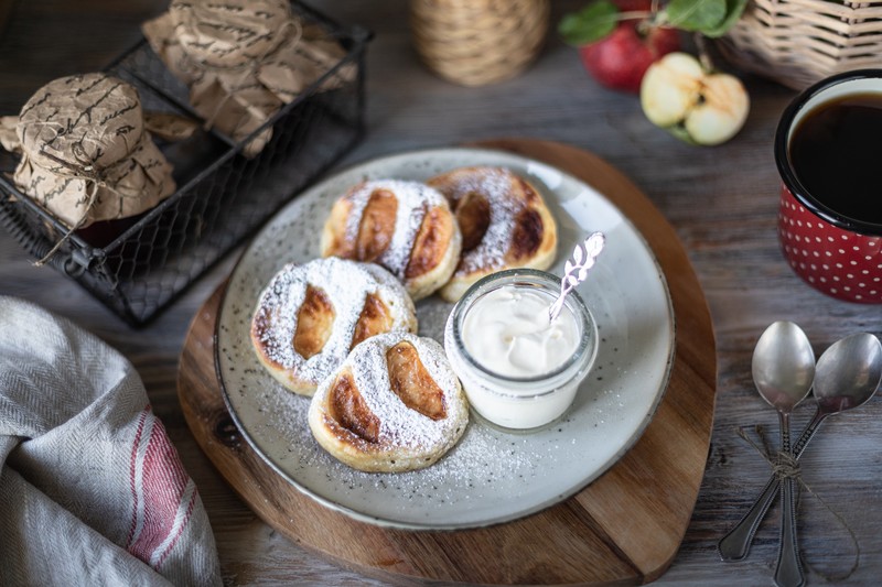 food, breakfast, spoon, sweets, sugar, apples, cutting board, wooden surface