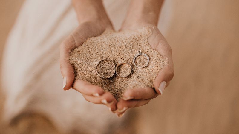 rings, hands, sand, palms, 4k