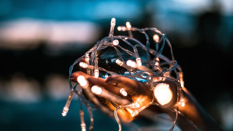 garland, hands, light, blur, light bulbs, 4k