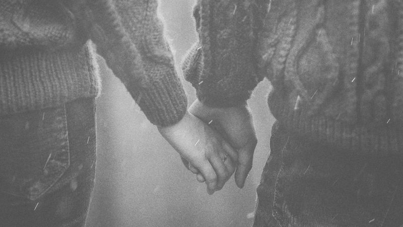 hands, couple, bw, sweater, tenderness, 4k