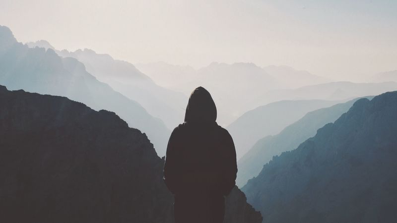 silhouette, hood, loneliness, mountains, fog, 4k
