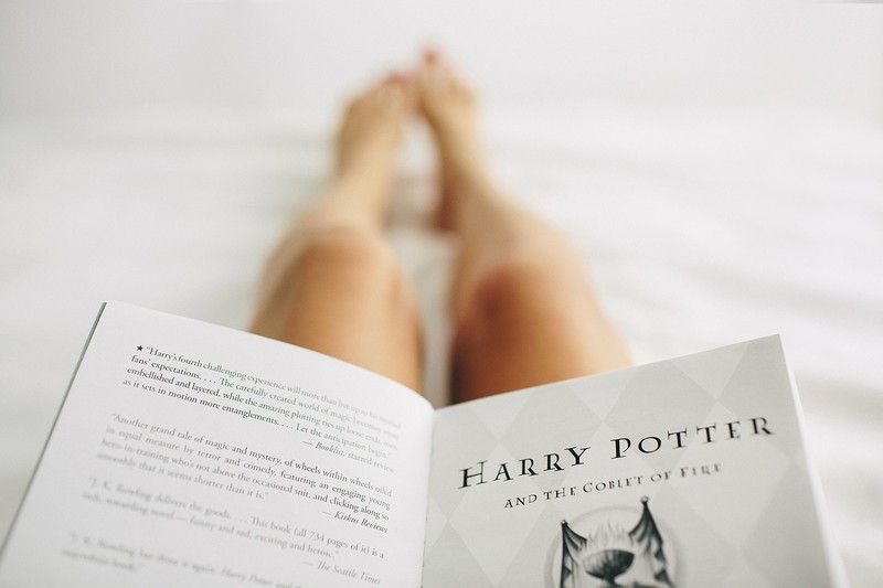 Harry Potter, legs, toes, bed, reading, books, knees, thighs, Harry Potter and the Goblet of Fire