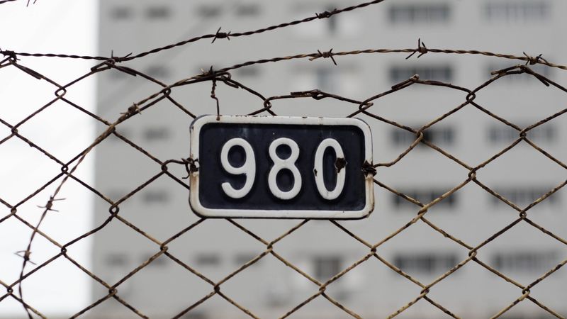 fence, mesh, numerals, barbed wire, 4k