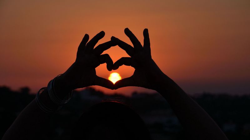 heart, hands, sunset, love, sun, 4k