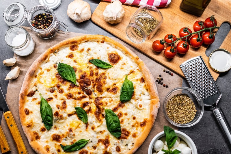 pizza, food, cheese, tomatoes, basil, Garlic, Black pepper (Spice), salt, spices, Mozzarella, cutting board