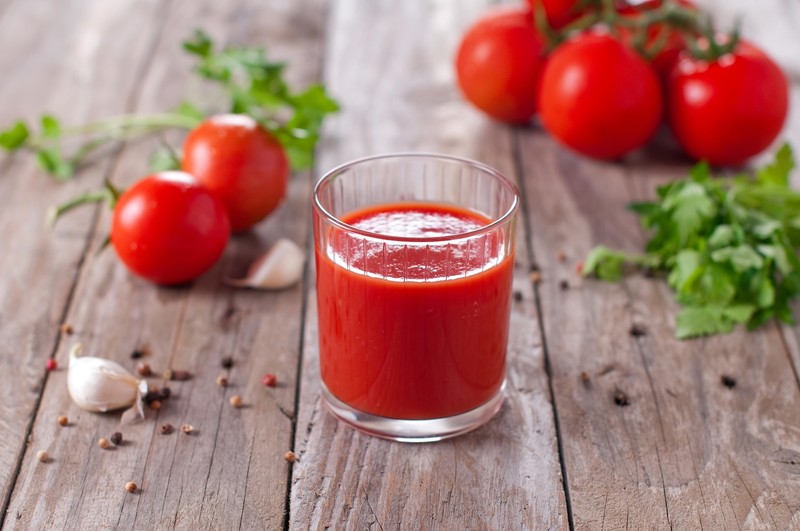 tomatoes, drinking glass, food, juice, Garlic, Black pepper (Spice), wooden surface, leaves