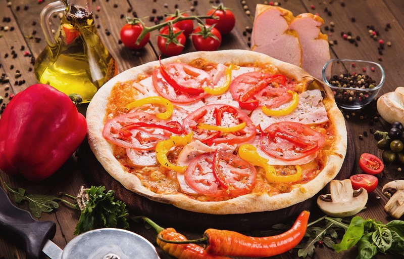 food, pizza, vegetables, tomatoes, bell peppers, olive oil, mushroom, basil, chilli peppers, olives, Black pepper (Spice), wooden surface