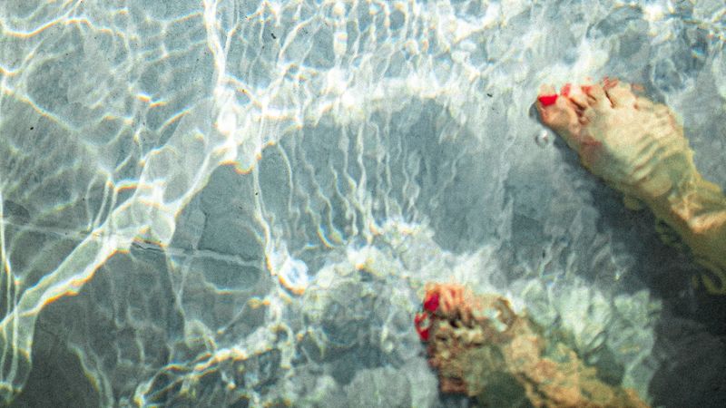 pool, feet, glare, 4k