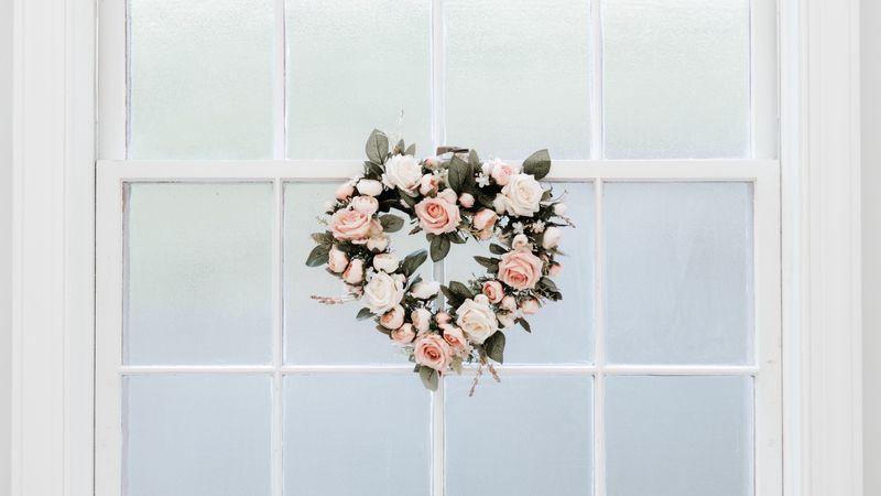 window, wreath, heart, minimalism, 4k