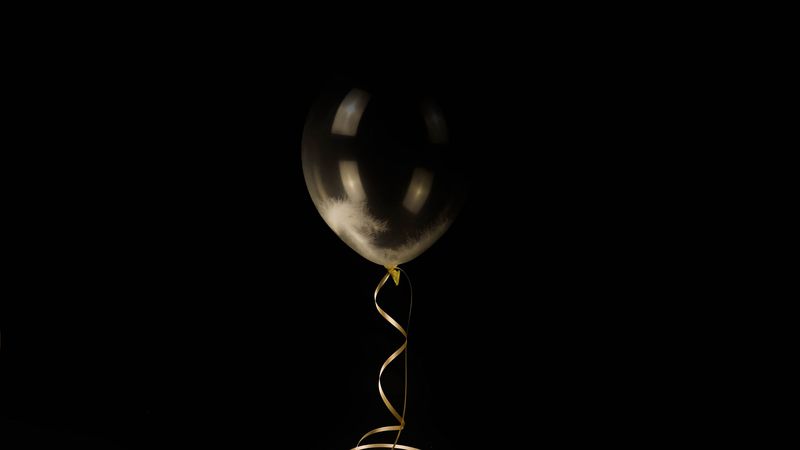 balloon, feathers, lightness, minimalism, dark, ribbon, 4k