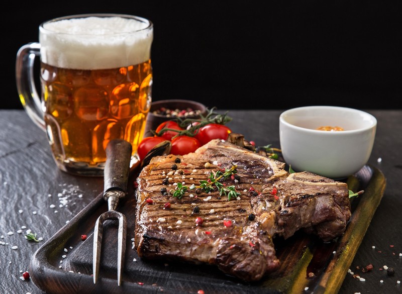 beer, food, meat, steak, animals, cow, muscles, death, tomatoes, salt, Black pepper (Spice), fork, cutting board