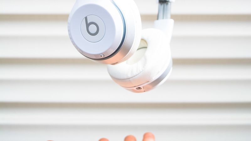 headphones, hand, levitation, audio, white, 4k