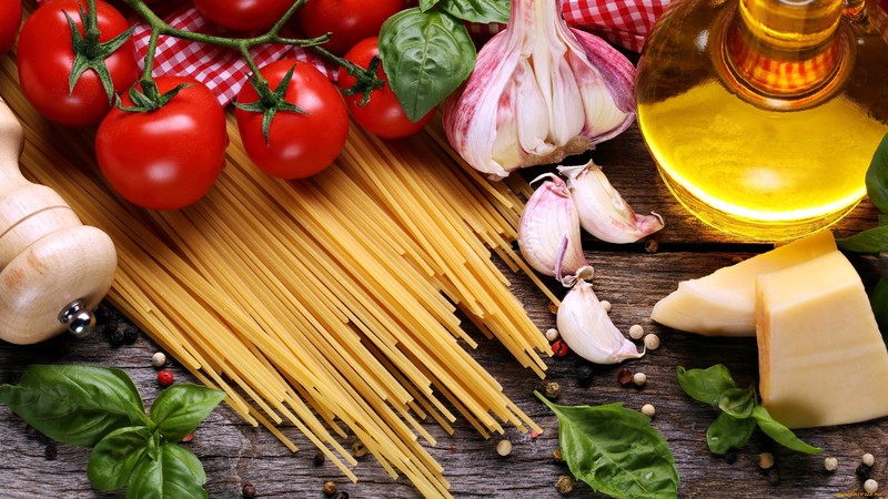 food, tomatoes, cheese, olive oil, pasta, spaghetti, Garlic, basil, Black pepper (Spice), wooden surface, leaves