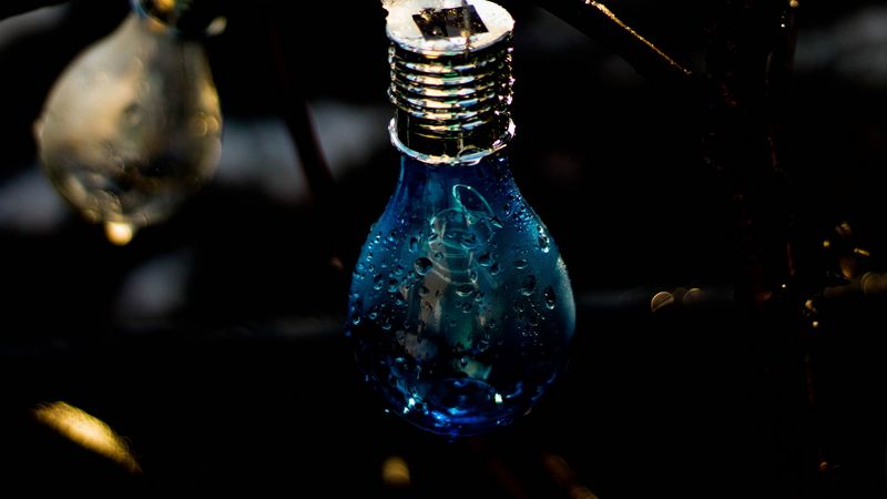 light bulb, drops, moisture, dark, 4k