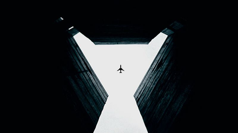 plane, bottom view, symmetry, building, sky, gap, walls, dark, high, 4k