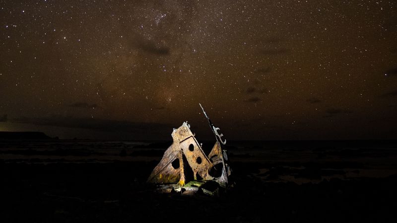 ship, debris, starry sky, milky way, night, stars, 4k