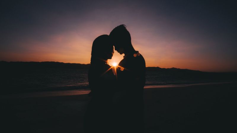 couple, silhouettes, love, sea, sunset, horizon, 4k